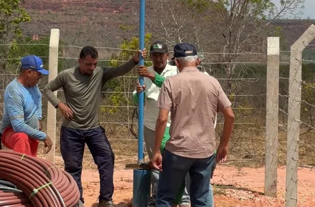 Prefeito de Ribeiro Gonçalves acompanha instalação de rede de água no Vão do Paracati