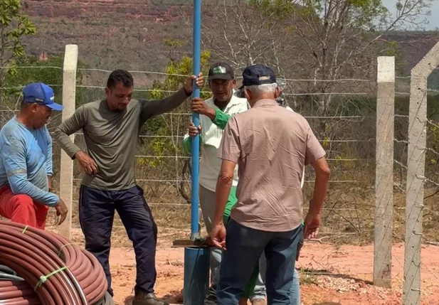 Prefeito de Ribeiro Gonçalves acompanha instalação de rede de água no Vão do Paracati