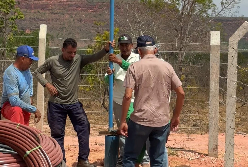 Prefeito de Ribeiro Gonçalves acompanha instalação de rede de água no Vão do Paracati