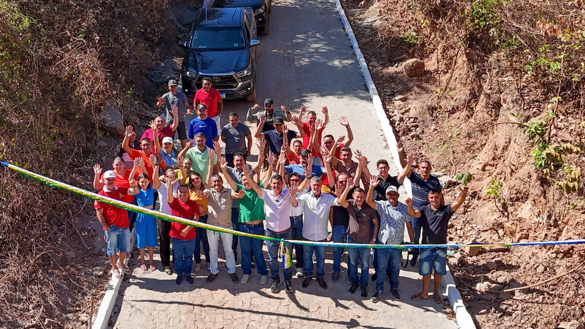 Prefeito João Arilson entrega primeiras ladeiras pavimentadas que ligam a sede à comunidade Cabreiro
