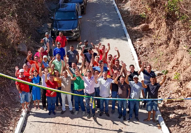 Prefeito João Arilson entrega primeiras ladeiras pavimentadas que ligam a sede à comunidade Cabreiro