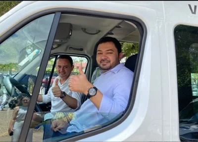 Prefeito Reginaldo Ribeiro dentro da van adaptada