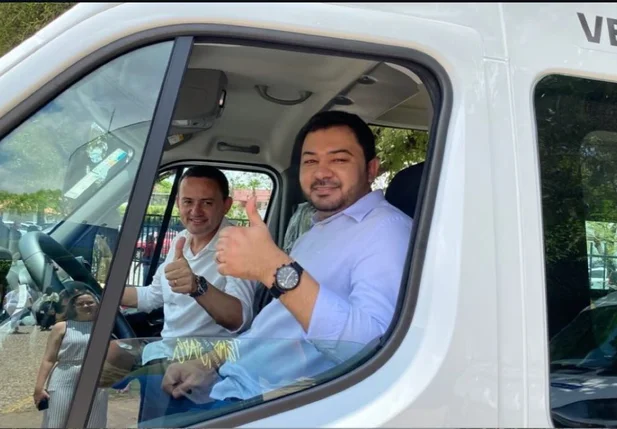 Prefeito Reginaldo Ribeiro dentro da van adaptada