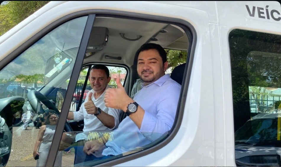 Prefeito Reginaldo Ribeiro dentro da van adaptada