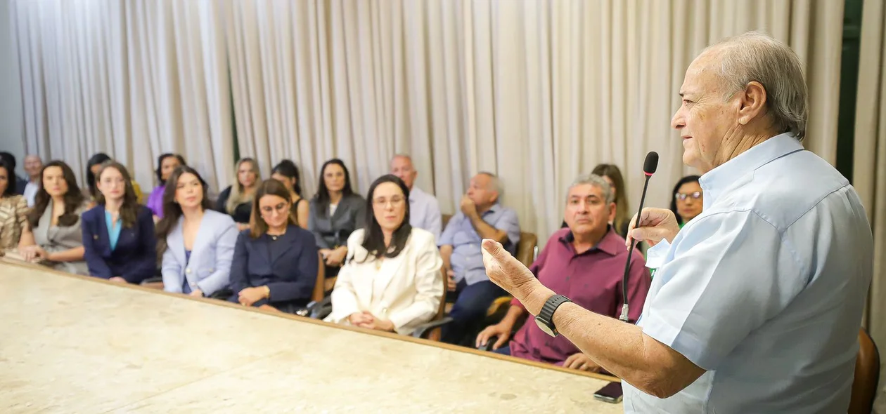 Prefeito Sílvio Mendes discursa em solenidade