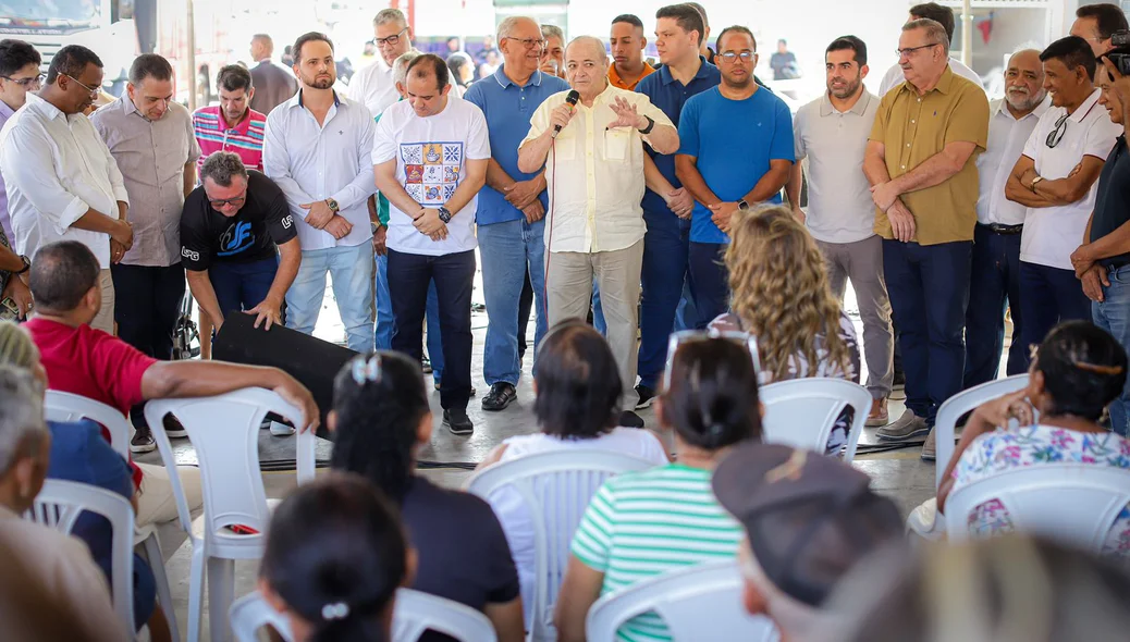 Prefeito Sílvio Mendes durante discurso