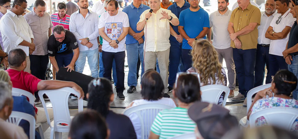 Prefeito Sílvio Mendes durante discurso