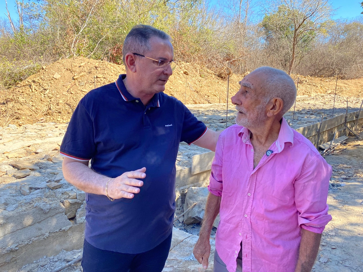Prefeito visita obra de passagem molhada