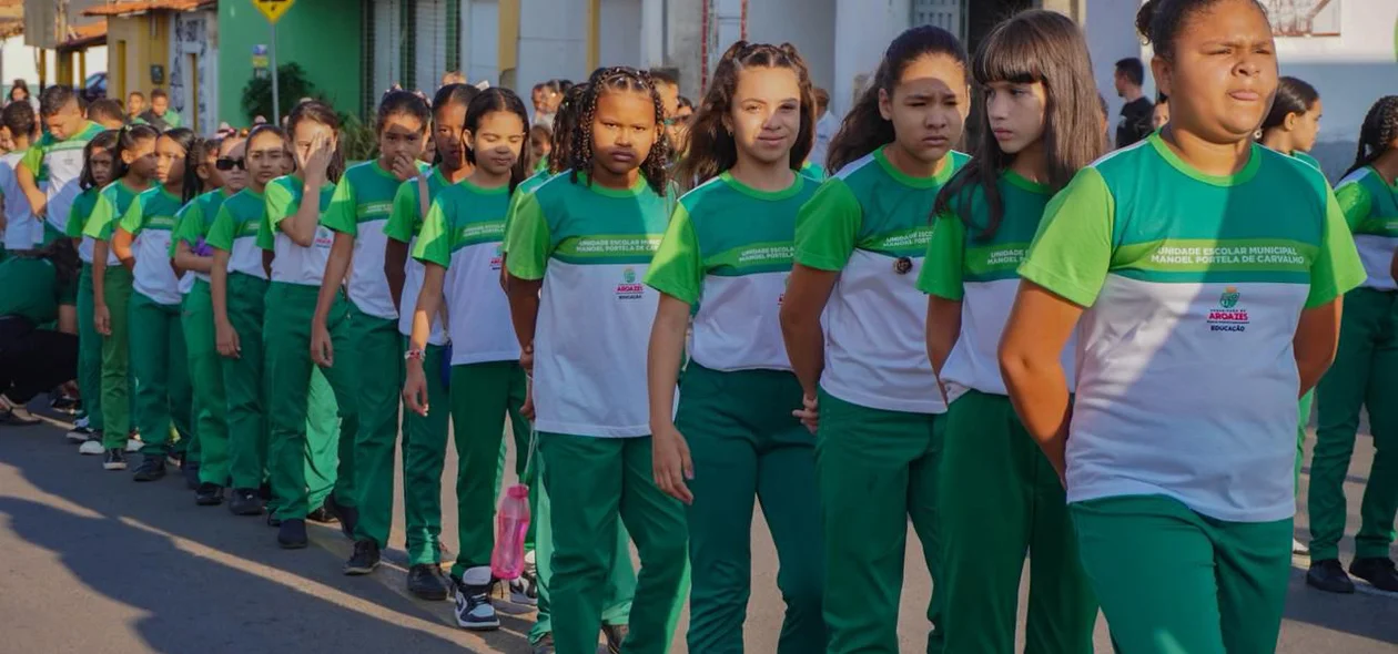 Prefeitura de Aroazes realiza desfile cívico em comemoração ao 7 de Setembro