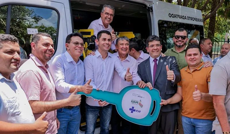 Prefeitura de Castelo do Piauí recebe van equipada