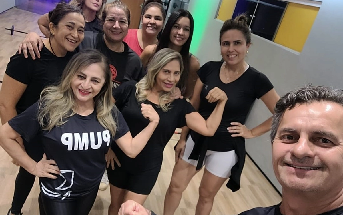 Professor Demóstenes Ribeiro e alunas