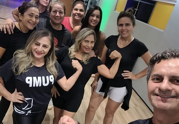 Professor Demóstenes Ribeiro e alunas