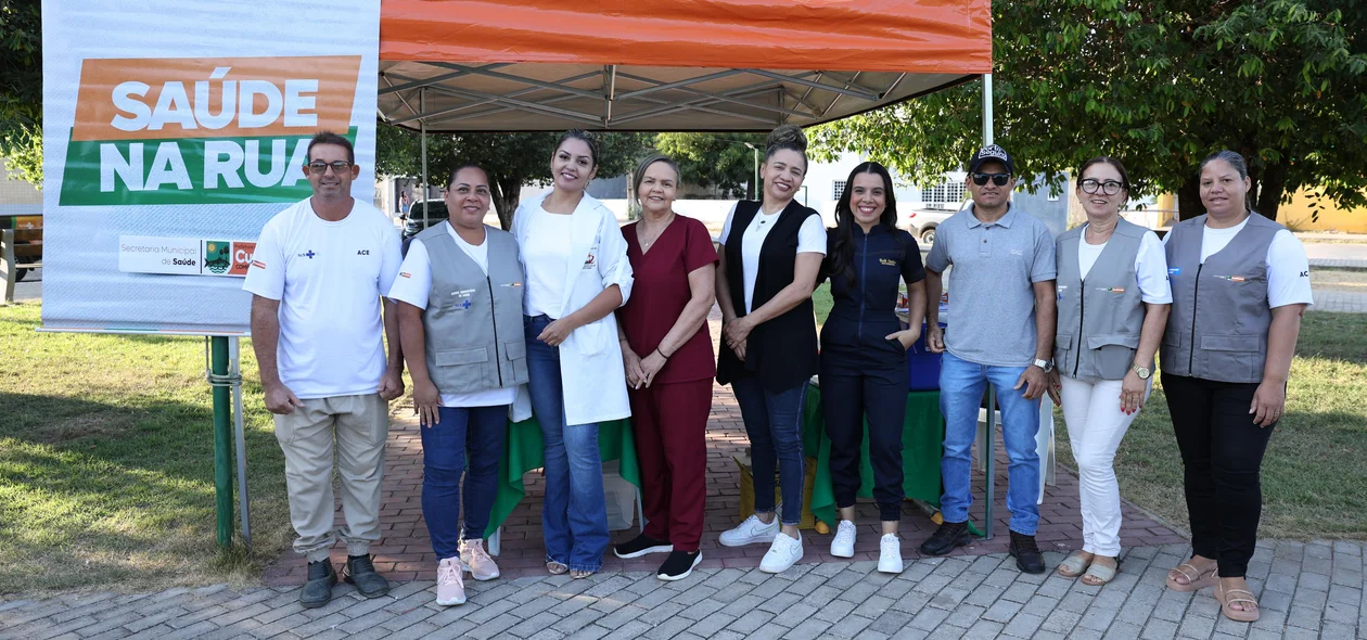 Profissionais atenderam a população