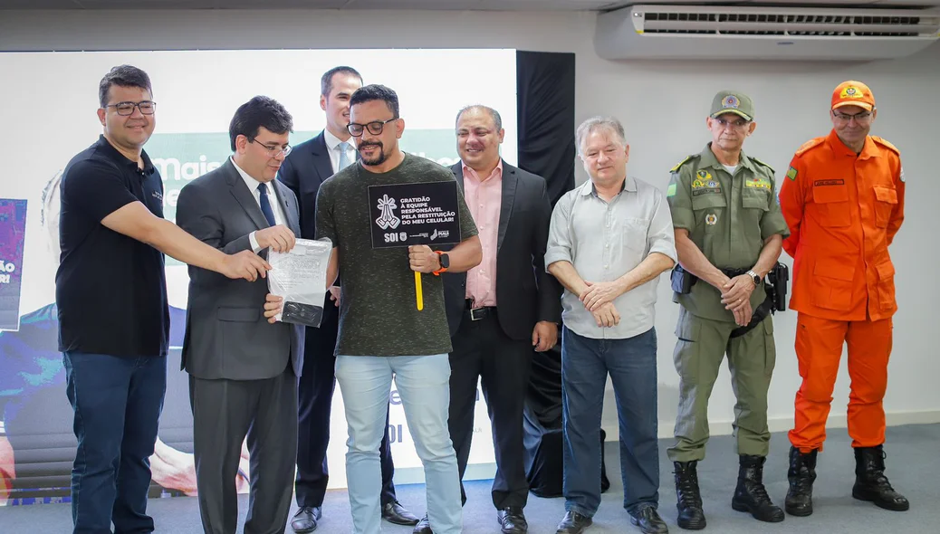 Proprietário recebe celular das mãos do governador Rafael Fonteles