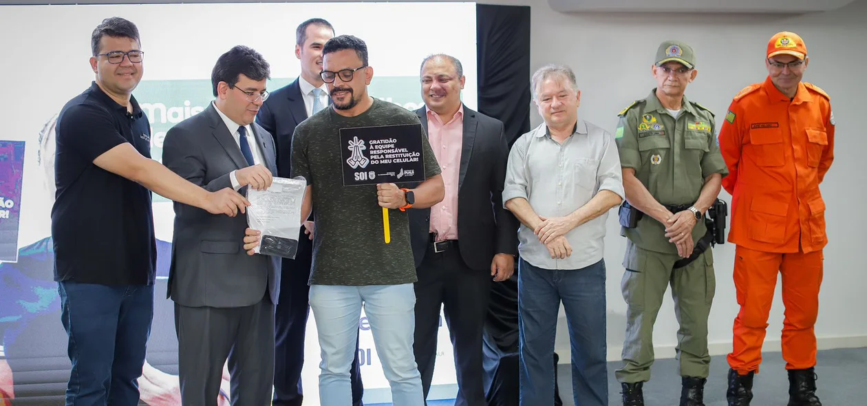 Proprietário recebe celular das mãos do governador Rafael Fonteles