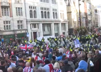 Protesto contra imigração ilegal leva 100 mil pessoas às ruas de Londres