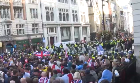 Protesto contra imigração ilegal leva 100 mil pessoas às ruas de Londres