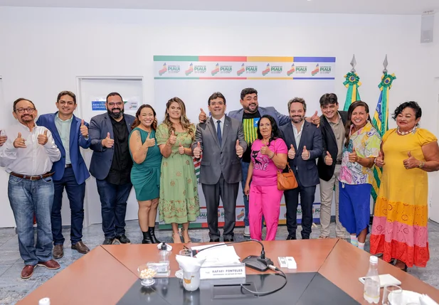 Rafael Fonteles e o elenco de "Ai que Vida"