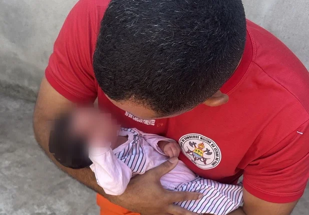 Recém-nascido engasgou com leite materno