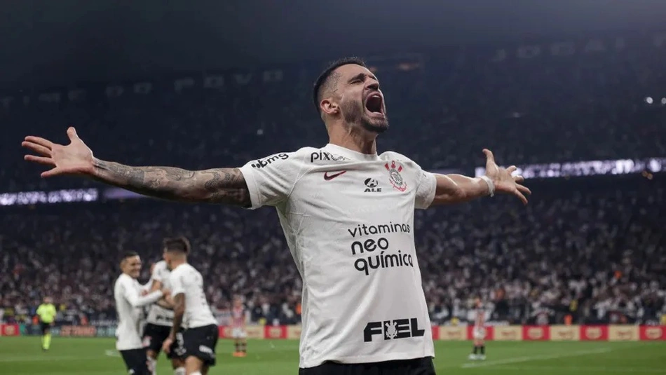Renato Augusto anuncia aposentadoria do futebol aos 37 anos