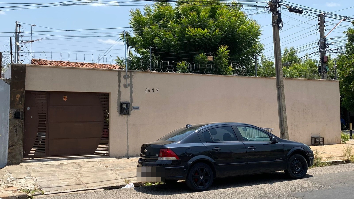 Residência onde mãe fez filhos reféns