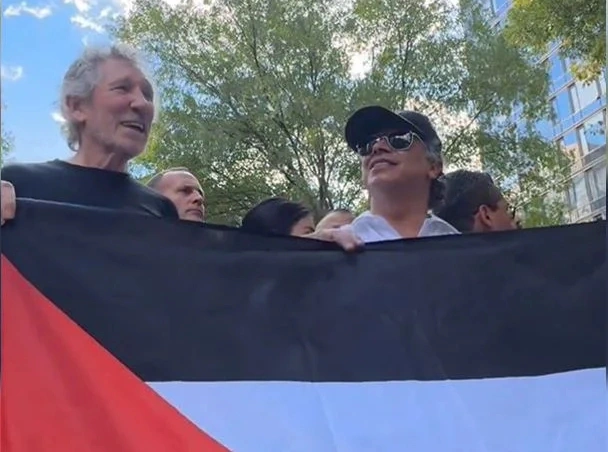 Roger Waters e ustavo Petro em ato pró-Palestina