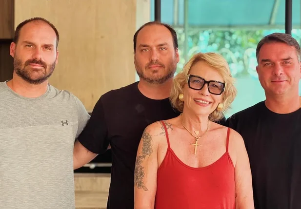 Rogéria Nantes com os filhos Eduardo, Carlos e Flávio Bolsonaro