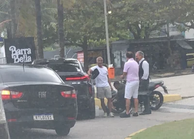 Romário fica sem combustível no meio da rua e carro enguiça