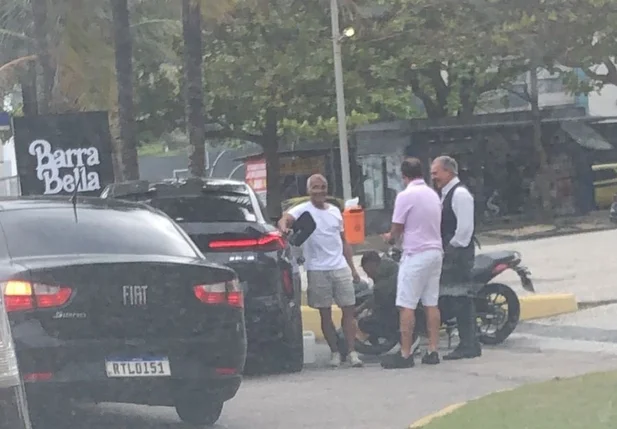 Romário fica sem combustível no meio da rua e carro enguiça