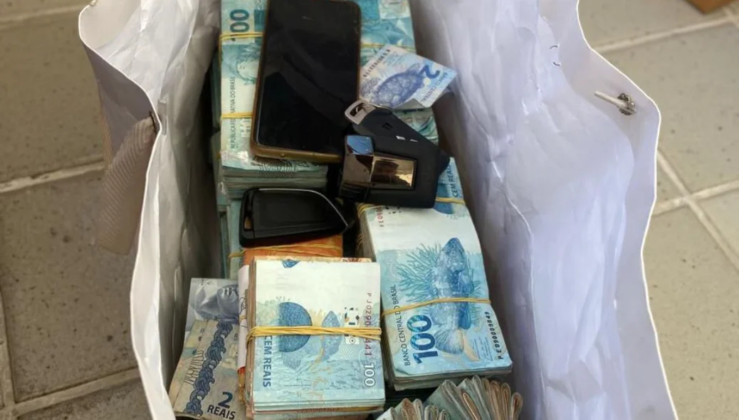 Sacola de dinheiro apreendido