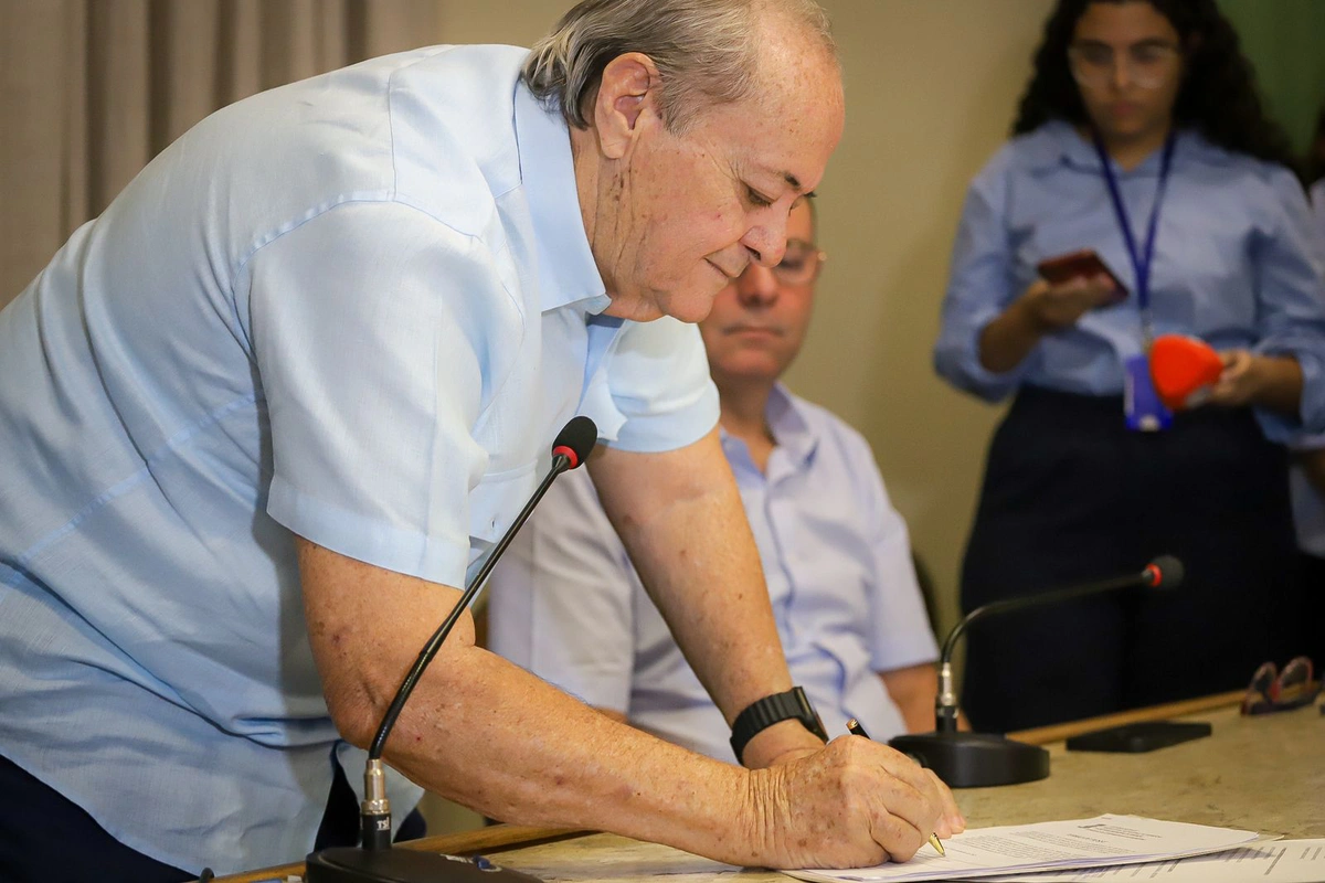 Sílvio Mendes assina posse dos membros do conselho