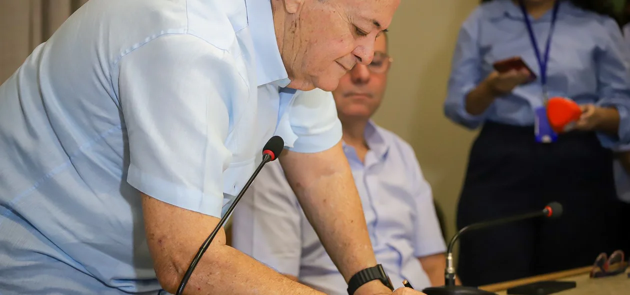 Sílvio Mendes assina posse dos membros do conselho