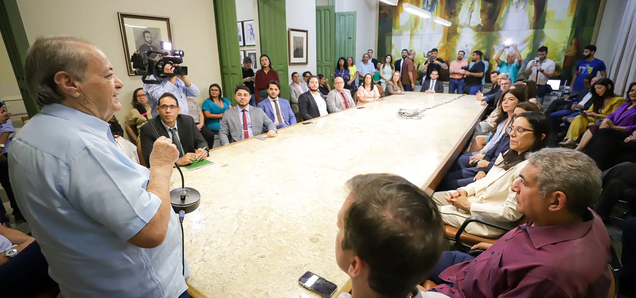 Sílvio Mendes realiza solenidade