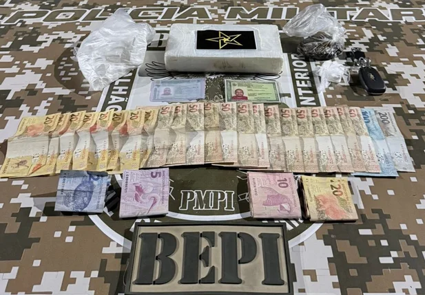 Tablete de cocaína e porção de skunk apreendida pela polícia