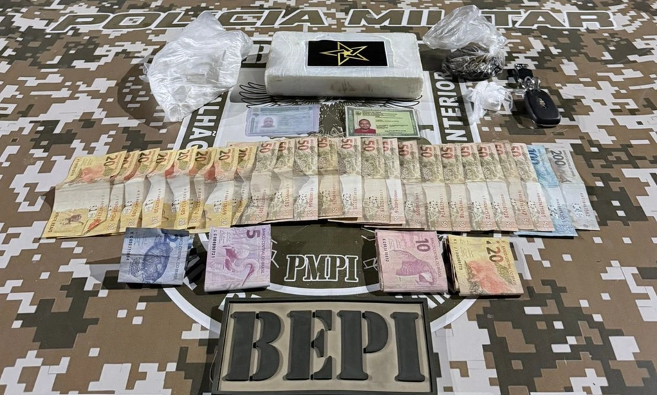 Tablete de cocaína e porção de skunk apreendida pela polícia