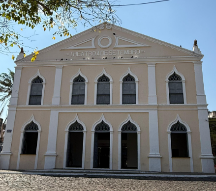 Teatro 4 de Setembro recebe cuidado especial no Dia Mundial da Limpeza