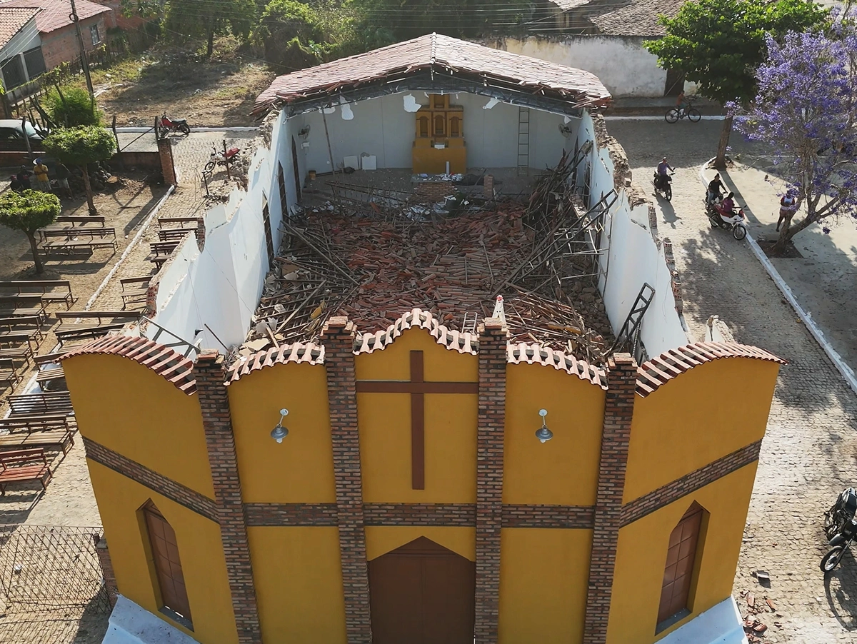 Teto da Igreja de São Francisco em Porto ficou completamente destruído