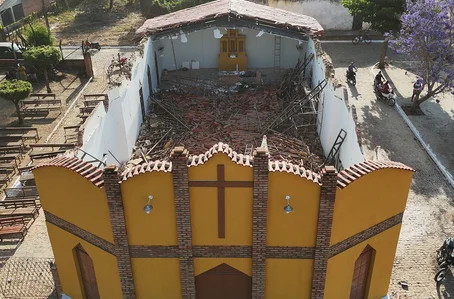 Teto da Igreja de São Francisco em Porto ficou completamente destruído