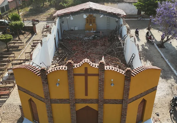 Teto da Igreja de São Francisco em Porto ficou completamente destruído