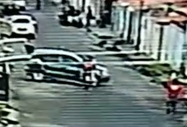 Uma câmera registrou o momento do acidente