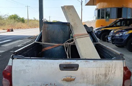 Veículo transportando combustível irregularmente em Valença do Piauí