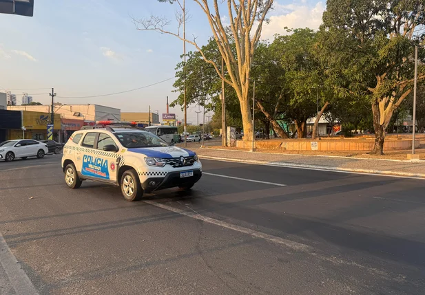 Viatura da PM interditou parte da via com óleo