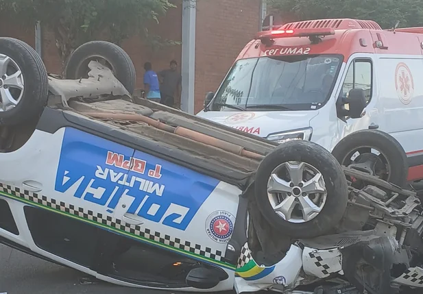 Viatura da PM tombou na Avenida Pedro Freitas
