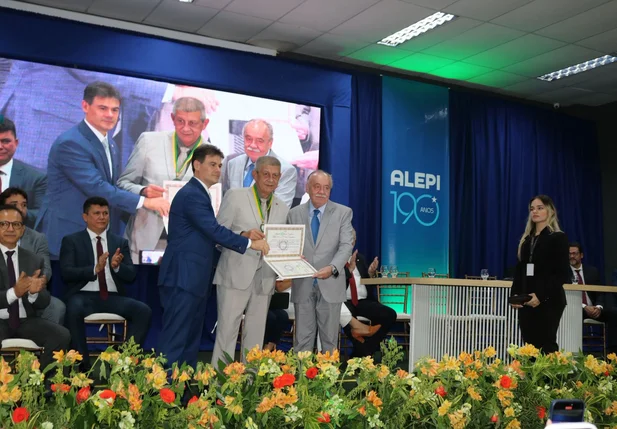 Zé Filho recebendo Medalha  do Mérito Legislativo
