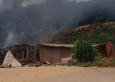 Após o impacto, ambos os veículos pegaram fogo e explodiram