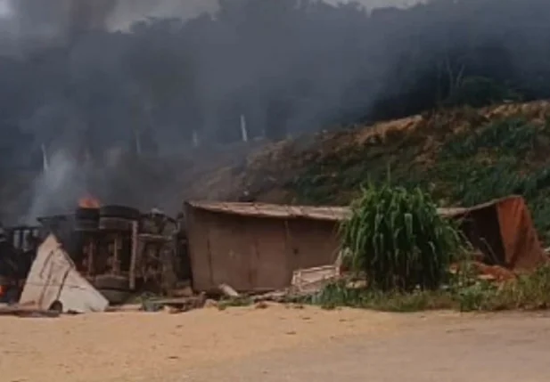 Após o impacto, ambos os veículos pegaram fogo e explodiram