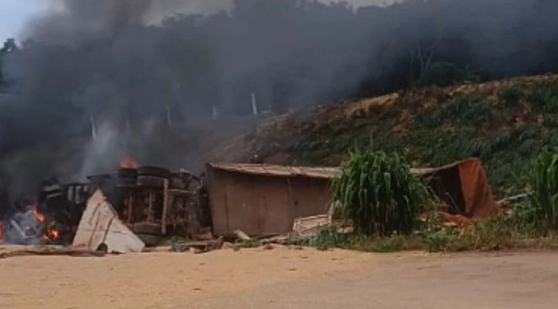 Após o impacto, ambos os veículos pegaram fogo e explodiram