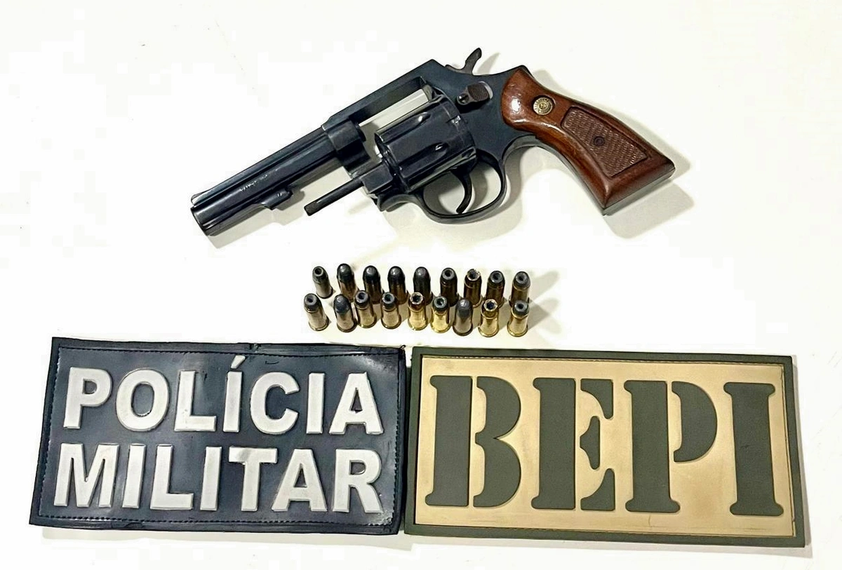 Arma de fogo com munições apreendidas