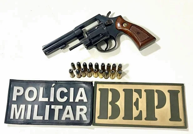 Arma de fogo com munições apreendidas