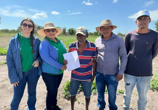 Assistência técnica no Assentamento Flores.